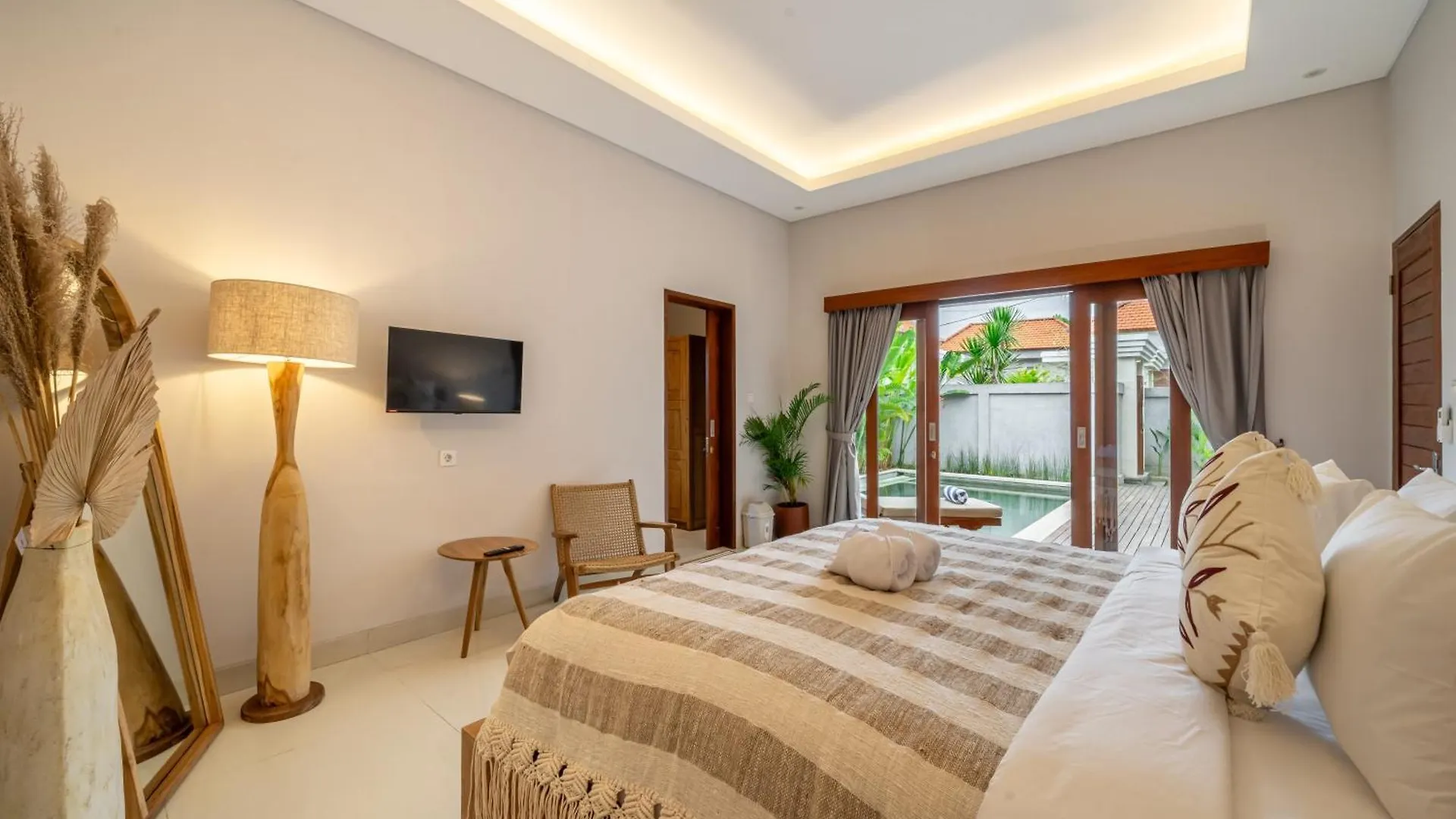 Private Pool, Perfect Location -Your Exclusive 3-Bedroom Villa In Canggu -Book Now! Kerobokan  0*, Kerobokan (Bali) Indonesia