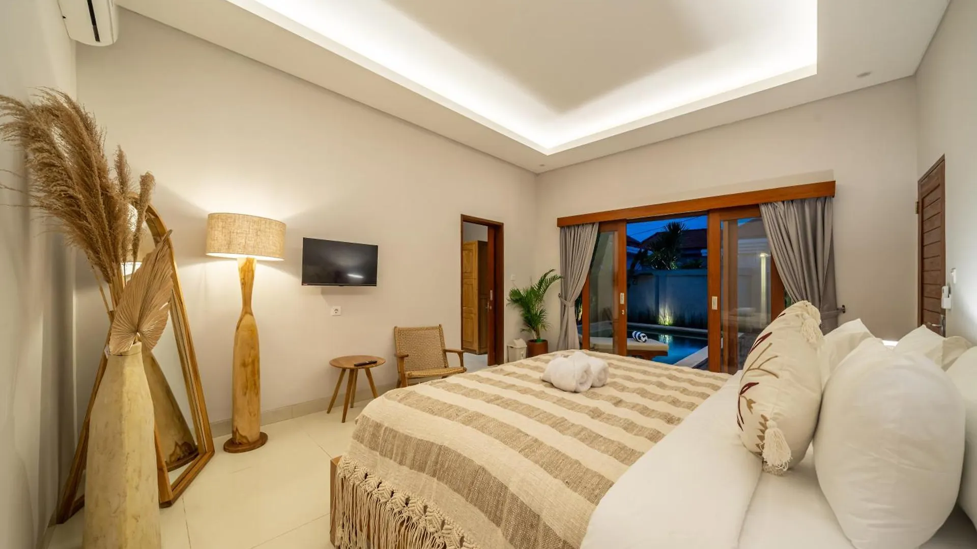Private Pool, Perfect Location -Your Exclusive 3-Bedroom Villa In Canggu -Book Now! Kerobokan  Kerobokan (Bali)